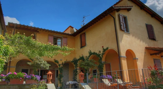 Коттедж Majestic Farmhouse in Loro Ciuffenna with Pool