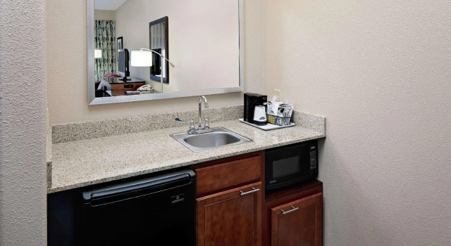 Четырёхместная студия Hampton Inn & Suites Denton