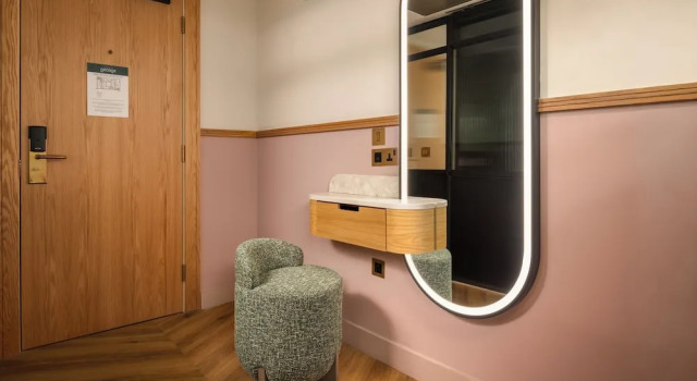 Двухместный номер Standard с балконом Carlton George Hotel