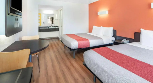 Четырёхместный номер Premium Motel 6-Thousand Oaks, CA