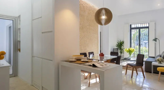 Great and Brand new 3 Bd Apart in Santa Cruz Quarter Santa Teresa III, Забронировать Отель Бизнес-отели Севильи, рядом с Оспиталь-де-лос-Венераблес, 4* 5*