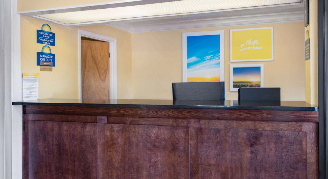 Days Inn by Wyndham Macon I-475, Забронировать Отель Мейкон Джорджия, рядом с Государственный университет Средней Джорджии — кампус в городе Мейкон — Главный кампус
