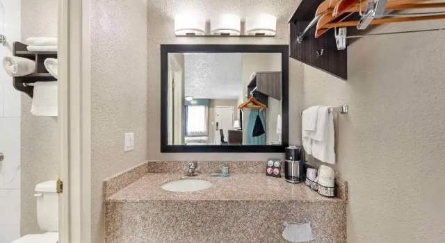 Четырёхместный номер Standard Best Western Post Oak Inn