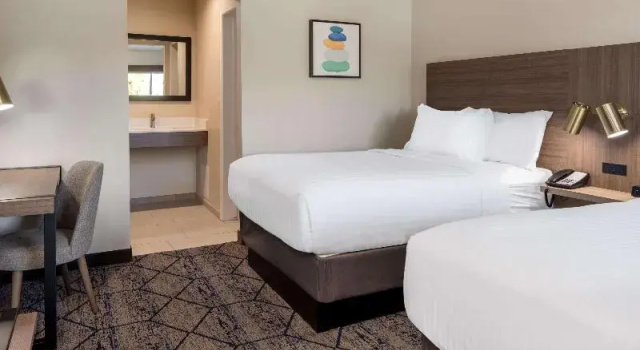 Четырёхместный номер Deluxe Ramada by Wyndham Modesto Yosemite Area