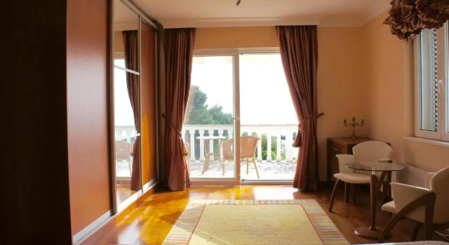 Коттедж с красивым видом из окна Cezar Holiday Home
