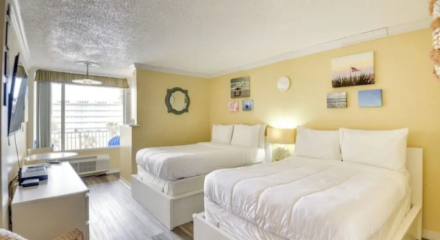 Апартаменты с балконом Daytona Beach Studio w/ Private Lanai 1 Mi to Pier