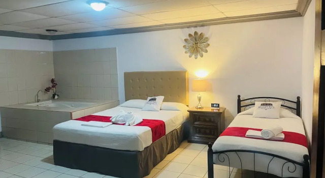 Трёхместный номер Deluxe Hostal Clary