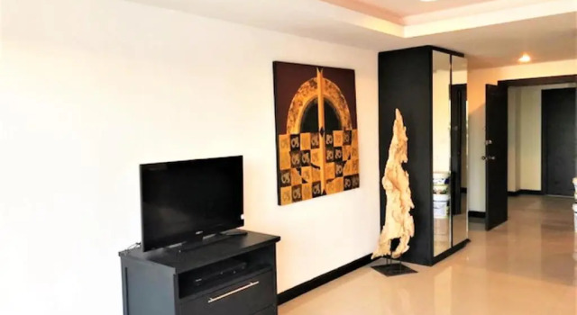 Platinum Suites, Thepprasit Road - Large top Floor Studio