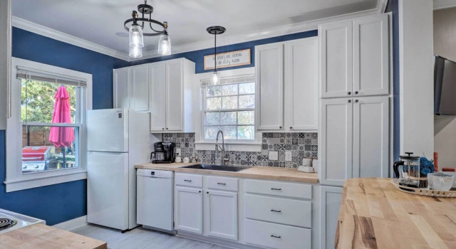 Коттедж Central Cottage w/ Grill, 1 Mi to Cajun Field