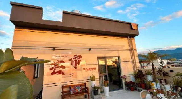 Mangshi Guanta Homestay (Yi Nationality Ancient Town), Prenota Hotel Mangshi Yunnan