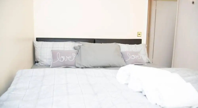 Charming 2-bedroom House, Book Feriehus Thamesmead London og omegn