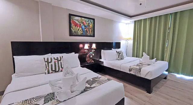 Четырёхместный семейный номер Standard с балконом Casa Almarenzo Bed & Breakfast