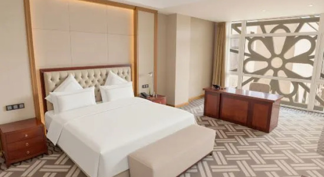 Люкс Executive Seven Star Lake Desert Hotel