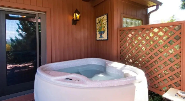 Люкс с балконом и с видом на горы The Joy Sedona - Bed & Breakfast and Luxury Creekside Cabins
