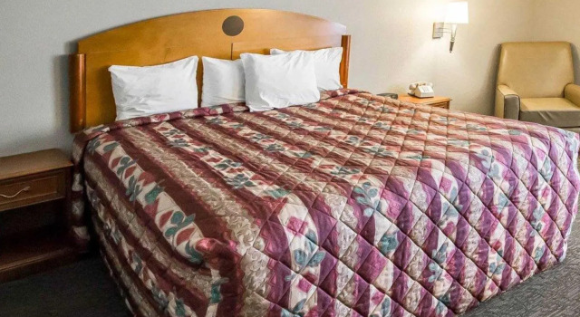 Двухместный люкс Days Inn & Suites by Wyndham Merrillville