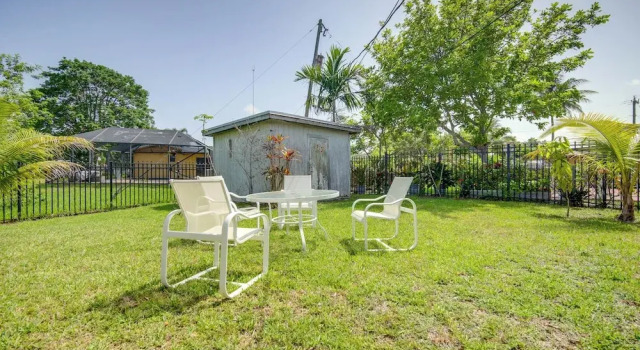 Коттедж < 3 Mi to Hard Rock Stadium: Miami Home w/ Sunroom