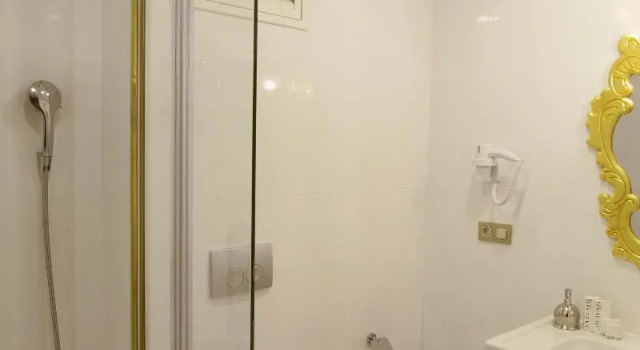 Одноместный номер Standard MB Deluxe Hotel
