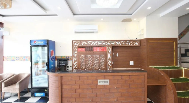OYO 17081 Hotel Signia, Rezerwuj Hotel Panchkula Delhi