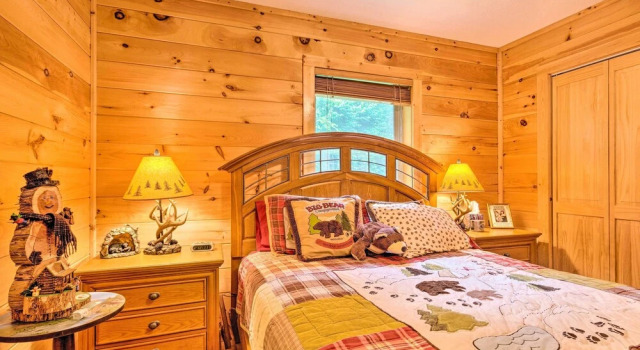 Mountain-view Maggie Valley Home w/ 2 Decks!