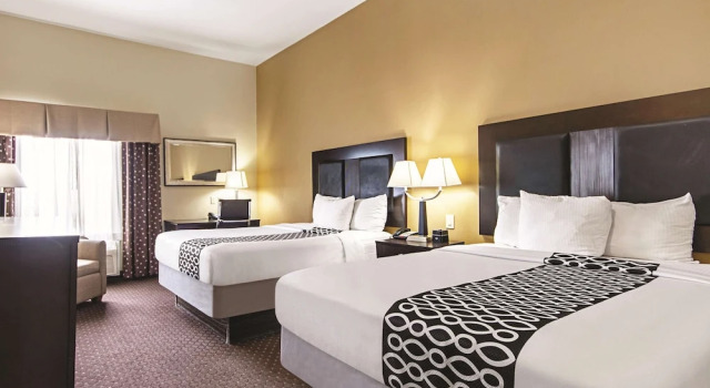 Четырёхместный номер Standard с красивым видом из окна La Quinta by Wyndham Houston New Caney