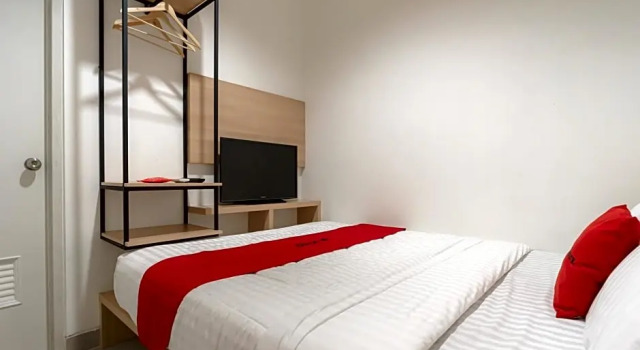 RedDoorz near Seasons City Mall 3, Prenota Hotel Grogol Giacarta