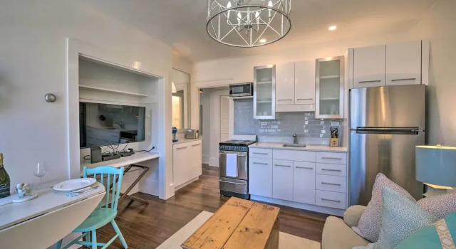Апартаменты Couples Retreat in Nantucket Walk to Attractions!