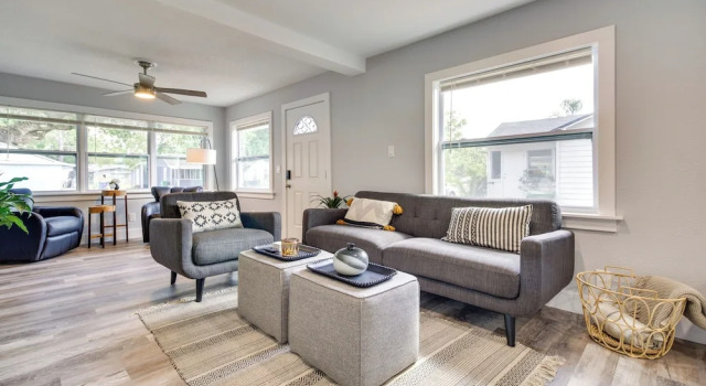 Dtwn Winter Garden Home: 12 Mi to Disney, Забронировать Дом для отпуска Отели Уинтер-Гардена с бассейном, рядом с Ассоциация искусства Уинтер-Гардена, Бассейн