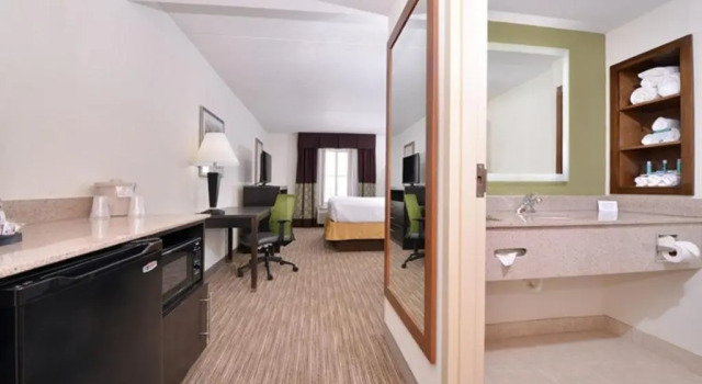 Двухместный номер Deluxe Holiday Inn Express Hotel & Suites Mooresville - Lake Norman by IHG