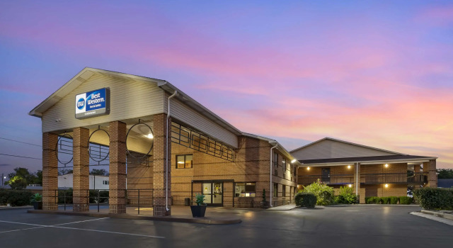 Best Western Celebration Inn & Suites, Varaa Hotelli Hotellit Shelbyville pysäköinnillä, Pysäköinti