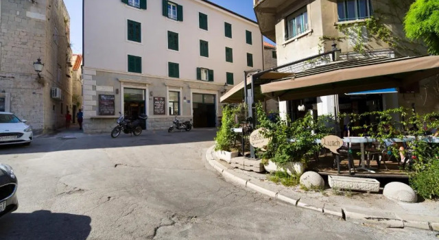 LAmenta, Prenota Hotel Splitska 