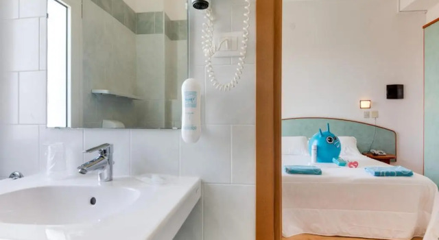 Четырёхместный номер Standard с видом на море Hotel Adler