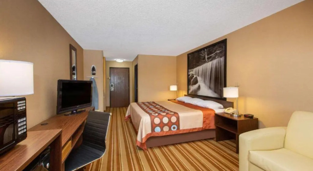 Люкс Super 8 by Wyndham Salina I-70