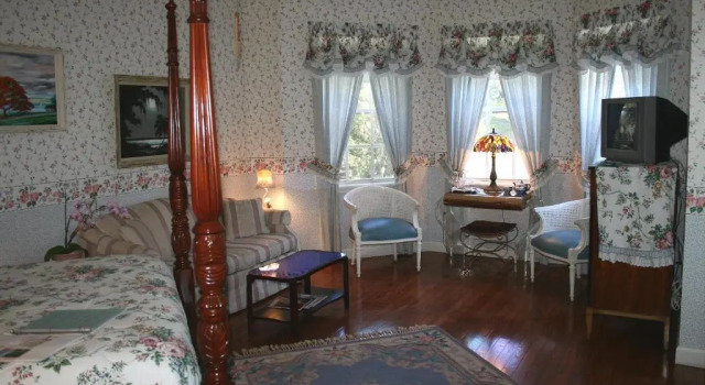 Двухместный номер Standard с видом на бассейн Heron Cay Lakeview Bed & Breakfast