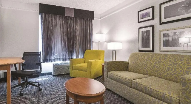 Люкс с 2 комнатами La Quinta by Wyndham Miami Airport East