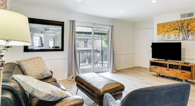 Апартаменты Condo 9 Mi to Dtwn Dallas: BBQ By the Pool!