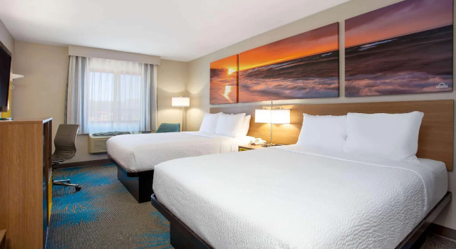 Четырёхместный номер Standard Days Inn by Wyndham Marquette