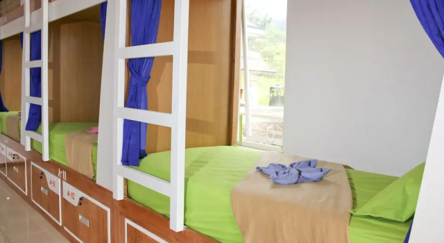 Letto in camerata con balcone e con vista sulle montagne Villa Panderman Indah