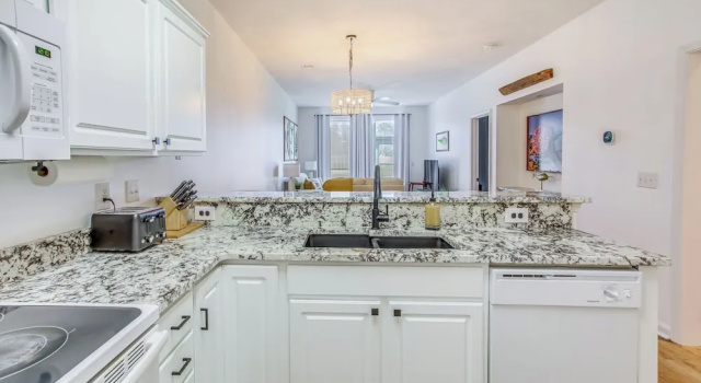 Апартаменты с 2 комнатами Golf Course View & Pool Access: River Oaks Condo
