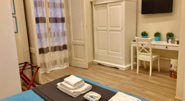 Da Polly a Piazza Amedeo, Buchen Sie Bed & Breakfast Chiaia Neapel
