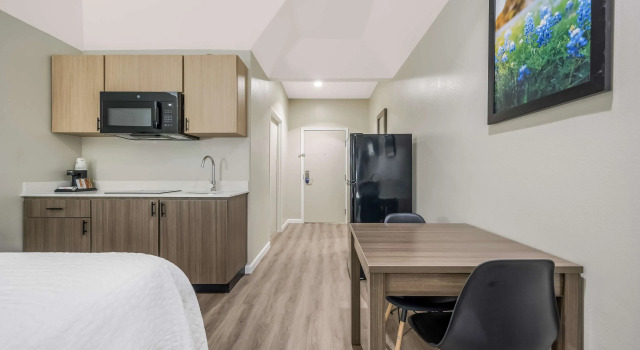 Четырёхместный номер Standard SureStay Studio by Best Western Conroe Downtown