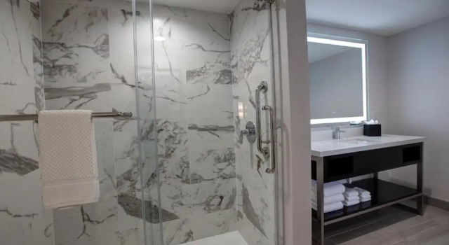 Люкс с балконом Embassy Suites By Hilton Oklahoma City Northwest