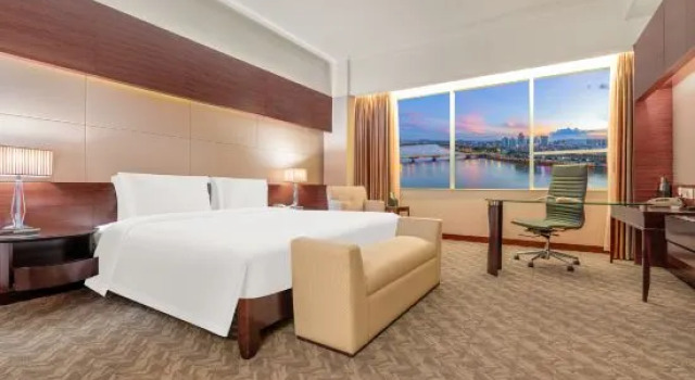 Люкс Business Golden Bay International Hotel