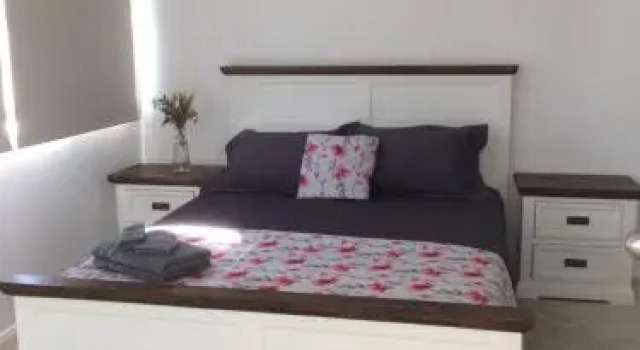 Lovedale Red Gum Cottage, Забронировать Дом для отпуска Коттеджи Лавдейл, Коттедж