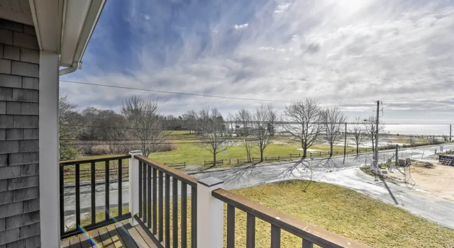 Коттедж Multi-level Marion House: Loft, Deck + Ocean Views