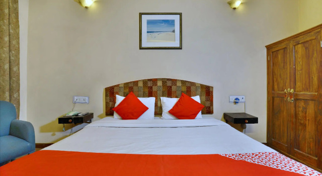OYO 9900 Hotel Pioneer Plaza