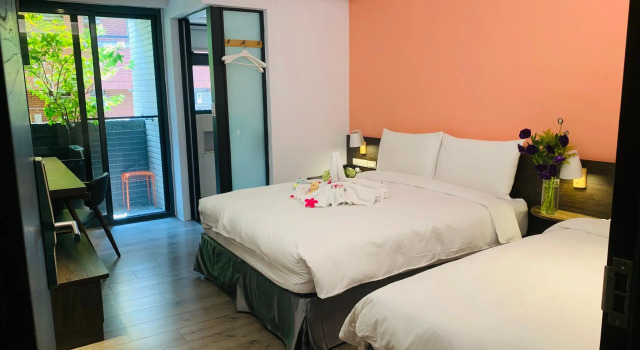 Трёхместный номер Standard с балконом Greenight Hotel