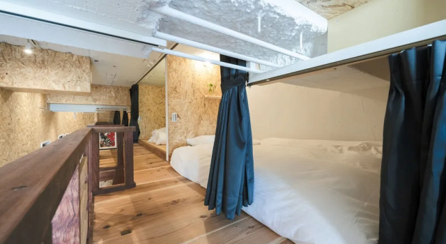Кровать в общем номере Kotori Coworking & Hostel Kotohira