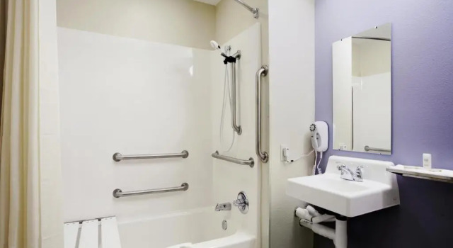 Четырёхместный номер Standard Microtel Inn and Suites Independence