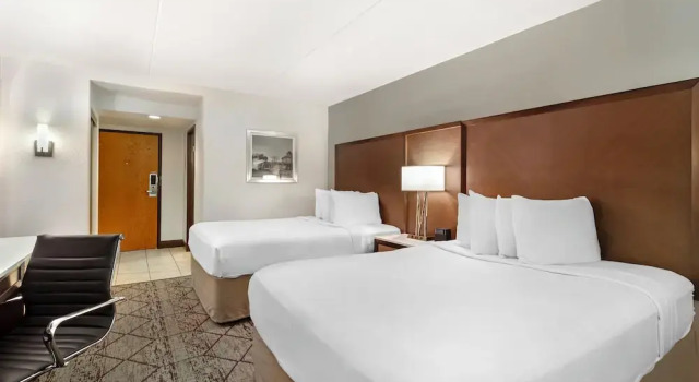Четырёхместный номер Standard с красивым видом из окна Best Western Plus Longbranch Hotel & Convention Center