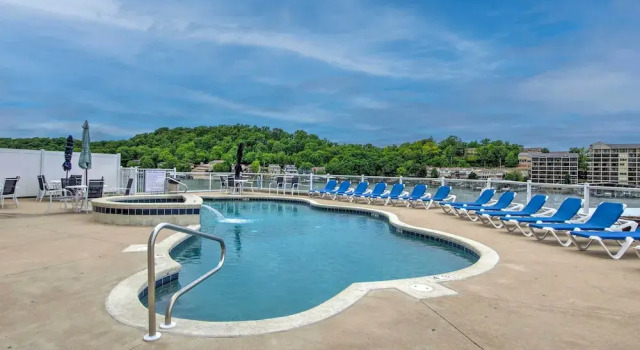 Апартаменты Poolside Fun + Views! Waterfront Ozarks Retreat